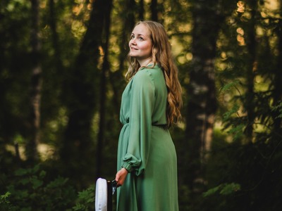 Valmistujaiskuva metsässä